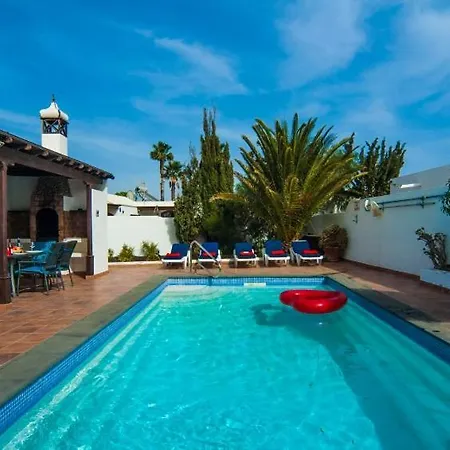 Puerto Del Carmen Sleeps 6 With Pool And Air Con Villa Puerto del Carmen (Lanzarote)